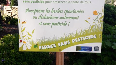 De plus en plus de communes s’engagent à ne plus utiliser de pesticides dans leurs espaces verts et sensibilisent les habitants à cette démarche, comme ici à Grimaud (Var). ©Léna Hespel